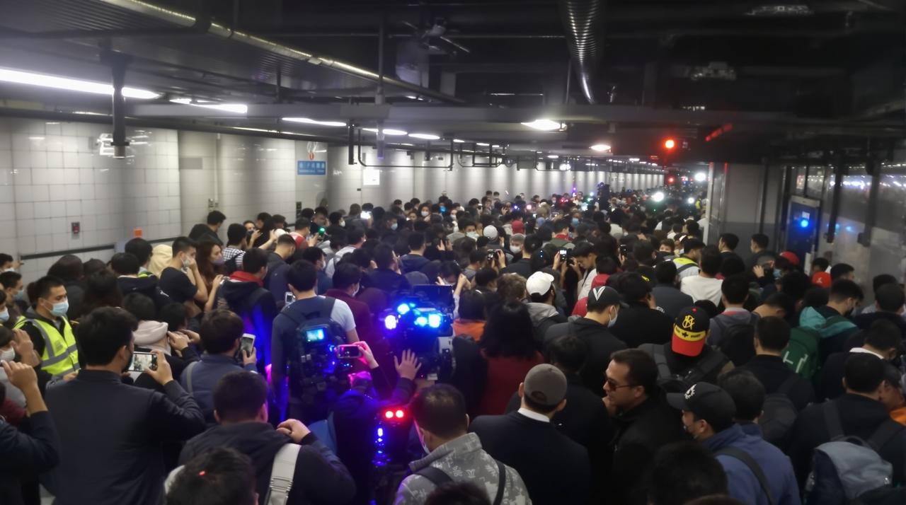 某城市地铁站突发大规模停电，数千名乘客被困车厢